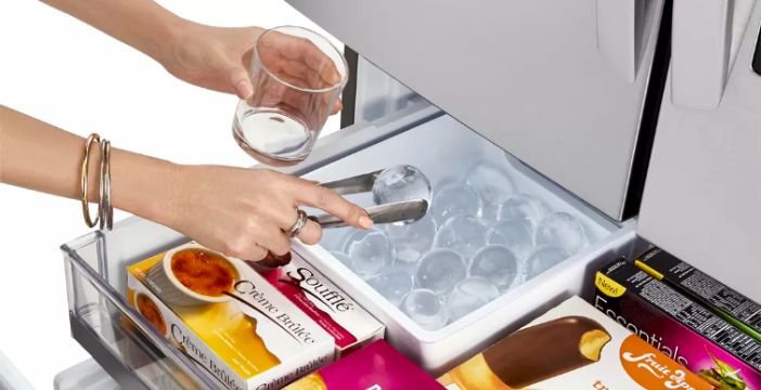 Al momento stai visualizzando Il cubetto è vecchio: il nuovo frigorifero LG produce meravigliose sfere di ghiaccio trasparente