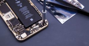 Scopri di più sull'articolo Apple apre ai riparatori indipendenti: fornirà ricambi originali e formazione per riparare gli iPhone