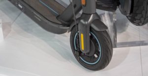 Scopri di più sull'articolo Questo monopattino elettrico fa paura: 65 km di autonomia, impenna e arrampica in salita