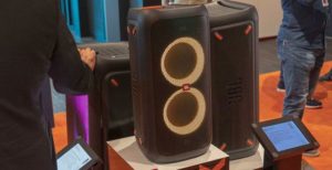Scopri di più sull'articolo JBL Partybox 100, la cassa per i festaioli ora è più piccola. Ma il boom boom è assicurato