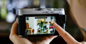 Scopri di più sull'articolo Fujifilm lancia la smart camera XA-7: ottiche intercambiabili e un enorme schermo sul retro