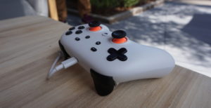 Scopri di più sull'articolo Il pad wireless di Google Stadia? Al lancio funzionerà su smartphone solo via cavo