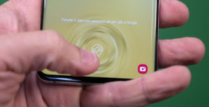 Scopri di più sull'articolo Galaxy S10 sbloccabile da tutti, ma è colpa delle pellicole protettive. Samsung corre ai ripari