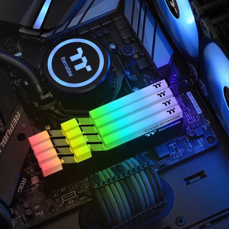 Scopri di più sull'articolo Thermaltake porta le memorie Toughram RGB a 4400 MHz
