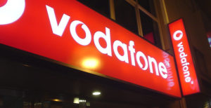 Scopri di più sull'articolo La concorrenza mobile rallenta Vodafone. Crescono i ricavi e i clienti da rete fissa