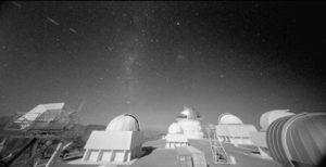 Scopri di più sull'articolo I satelliti per internet rovinano le foto degli astronomi. C’è preoccupazione per il futuro