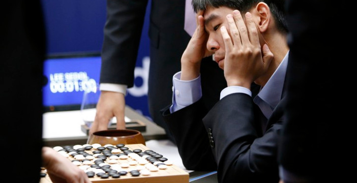 Al momento stai visualizzando “L’IA è imbattibile”. Ex campione di Go si ritira: era stato battuto da DeepMind