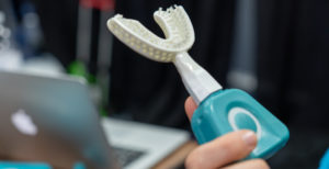 Scopri di più sull'articolo Altro che due minuti: i denti puliti in 10 secondi grazie allo “spazzolone” Y-Brush