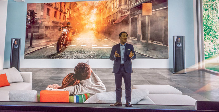 Al momento stai visualizzando La TV del futuro secondo Samsung: gli schermi sono ovunque, e se serve ruotano. Video