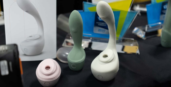 Al momento stai visualizzando Lora Di Carlo sdogana definitivamente il sex-toy tecnologico e lancia Baci e Onda