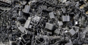 Scopri di più sull'articolo La UE vuole un connettore unico per ridurre i rifiuti elettronici. Ma non servirà a niente