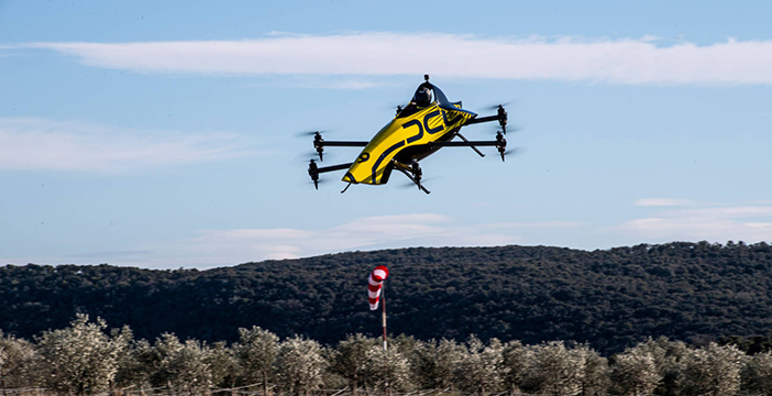 Al momento stai visualizzando Guarda questo grosso drone acrobatico che piroetta nel cielo come se nulla fosse