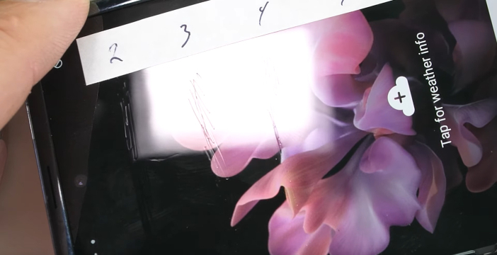 Al momento stai visualizzando Il vetro del Galaxy Z Flip si graffia e si rovina come quello in plastica