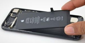 Scopri di più sull'articolo Limiti alle batterie dei vecchi iPhone, l’Antitrust francese multa Apple