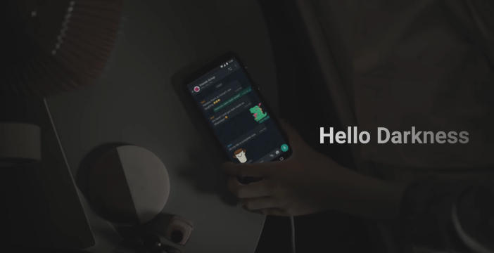 Al momento stai visualizzando WhatsApp si veste di “buio”. È arrivata la modalità scura per Android e iOS
