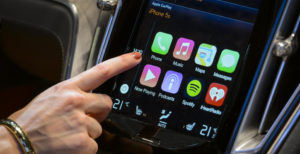 Scopri di più sull'articolo Android Auto e Apple CarPlay mettono in pericolo i guidatori più di alcol e cannabis