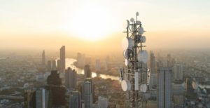 Scopri di più sull'articolo Torri 5G incendiate per paura che provochino il COVID-19. Succede nel Regno Unito