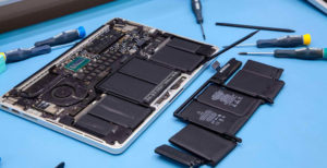 Scopri di più sull'articolo Apple allunga la vita alla batteria dei MacBook con un aggiornamento