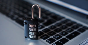 Scopri di più sull'articolo Le email dell’Organizzazione Mondiale della Sanità e della Gates Foundation finiscono online. Attacco da gruppi di estremisti