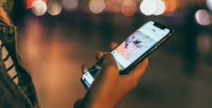 Scopri di più sull'articolo Come disinfettare lo smartphone: i metodi più comuni per eliminare germi e batteri