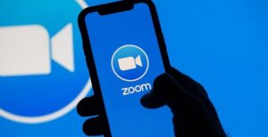 Scopri di più sull'articolo Zoom, in arrivo l’aggiornamento che metterà fine allo zoombombing
