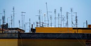 Scopri di più sull'articolo Editoriale – La politica assente si fa beffa delle TV locali