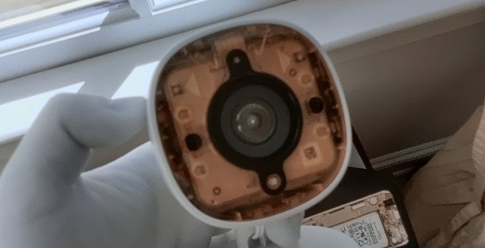 Al momento stai visualizzando La fotocamera di OnePlus 8 Pro “vede attraverso i vestiti”: disattivato il sensore