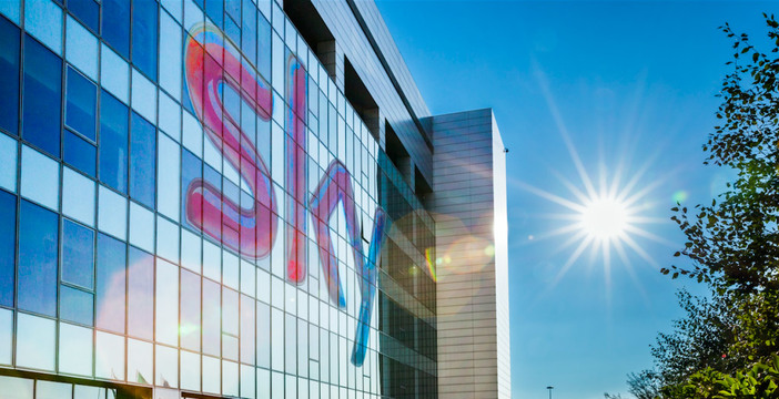 Al momento stai visualizzando Sky ostaggio della definizione standard. “Dobbiamo tenerla, c’è chi non vuole l’HD”