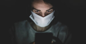 Scopri di più sull'articolo Troppo tempo davanti agli schermi: come proteggere la vista dalla dannosa luce blu