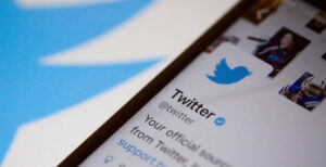 Scopri di più sull'articolo Basta risposte da ignoti su Twitter: in test la possibilità di scegliere chi può rispondere ai propri tweet