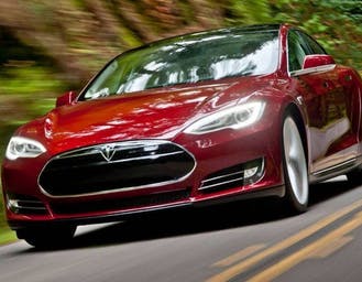 Al momento stai visualizzando Tesla: sotto accusa. Nel 2012 sapeva di vendere auto difettose che potevano prendere fuoco