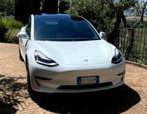 Scopri di più sull'articolo Violato il software della Tesla Model 3: un’azienda vende l’aumento di potenza