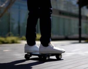 Scopri di più sull'articolo Walkcar sfida la mobilità urbana: ecco il mini-veicolo che sembra un laptop