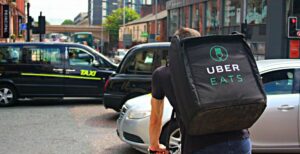 Scopri di più sull'articolo Caporalato sui rider: commissariata Uber Italy dal Tribunale di Milano