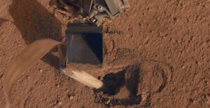 Scopri di più sull'articolo Miracolo a 150 milioni di km: la talpa di InSight è finalmente nel terreno di Marte