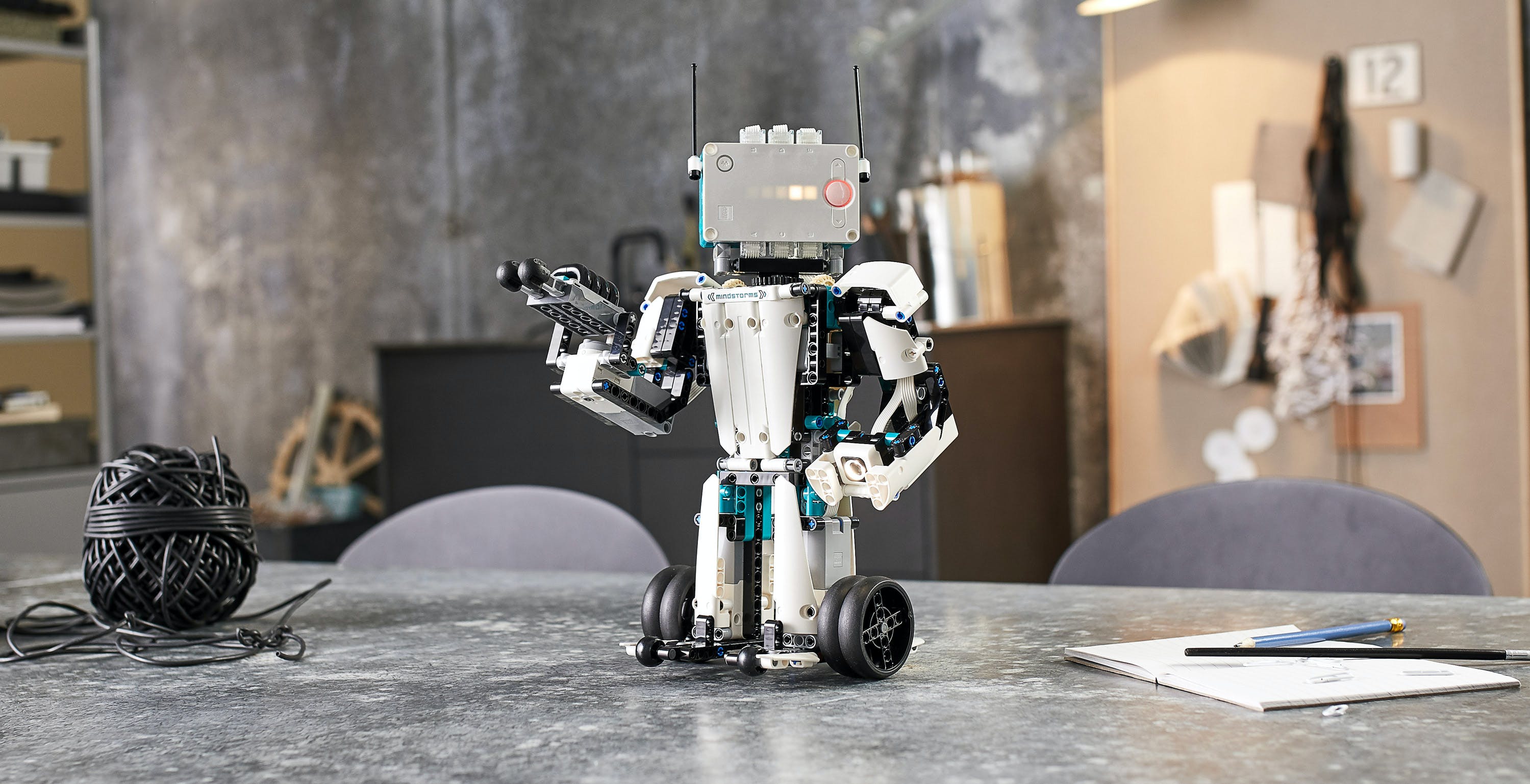 Al momento stai visualizzando Mindstorm Robot Inventor, il nuovo kit Lego per insegnare il coding ha cinque nuovi robot e conosce anche Python