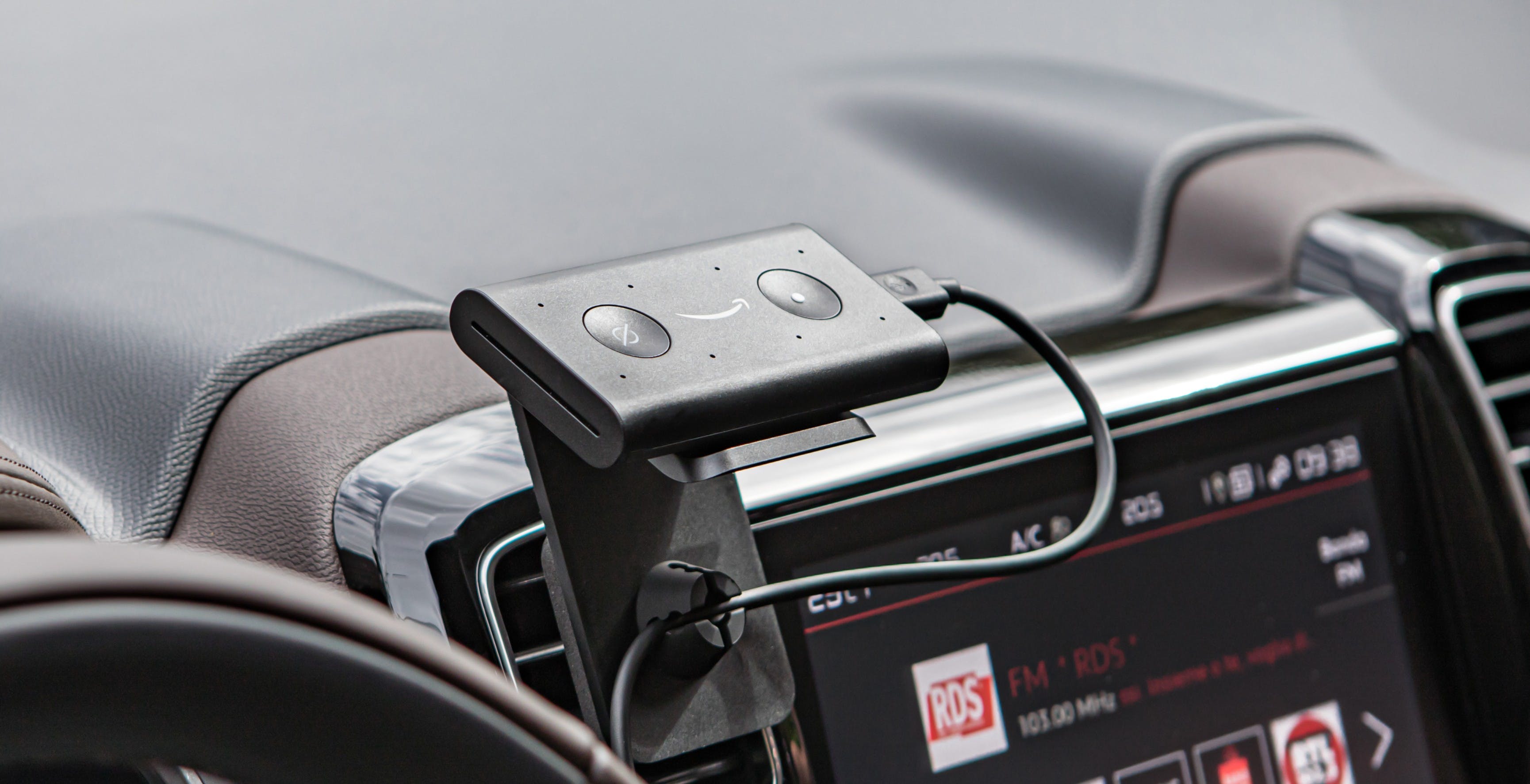 Alexa sale sull'auto: ufficiale Echo Auto. Otto microfoni e si collega all'accendisigari