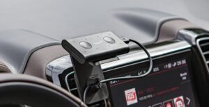 Scopri di più sull'articolo Alexa sale sull’auto: ufficiale Echo Auto. Otto microfoni e si collega all’accendisigari