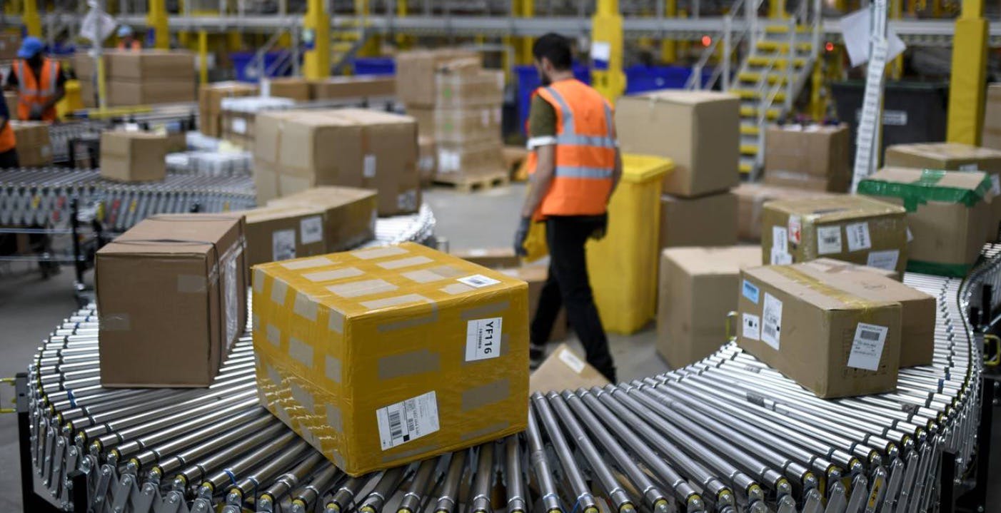 Braccialetti ai dipendenti per far rispettare il distanziamento: il test di Amazon