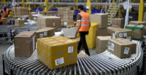 Scopri di più sull'articolo Braccialetti ai dipendenti per far rispettare il distanziamento: il test di Amazon