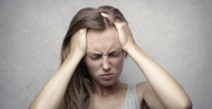 Scopri di più sull'articolo Mal di testa e stanchezza vengono causati dal 5G? Uno psicologo ha la risposta