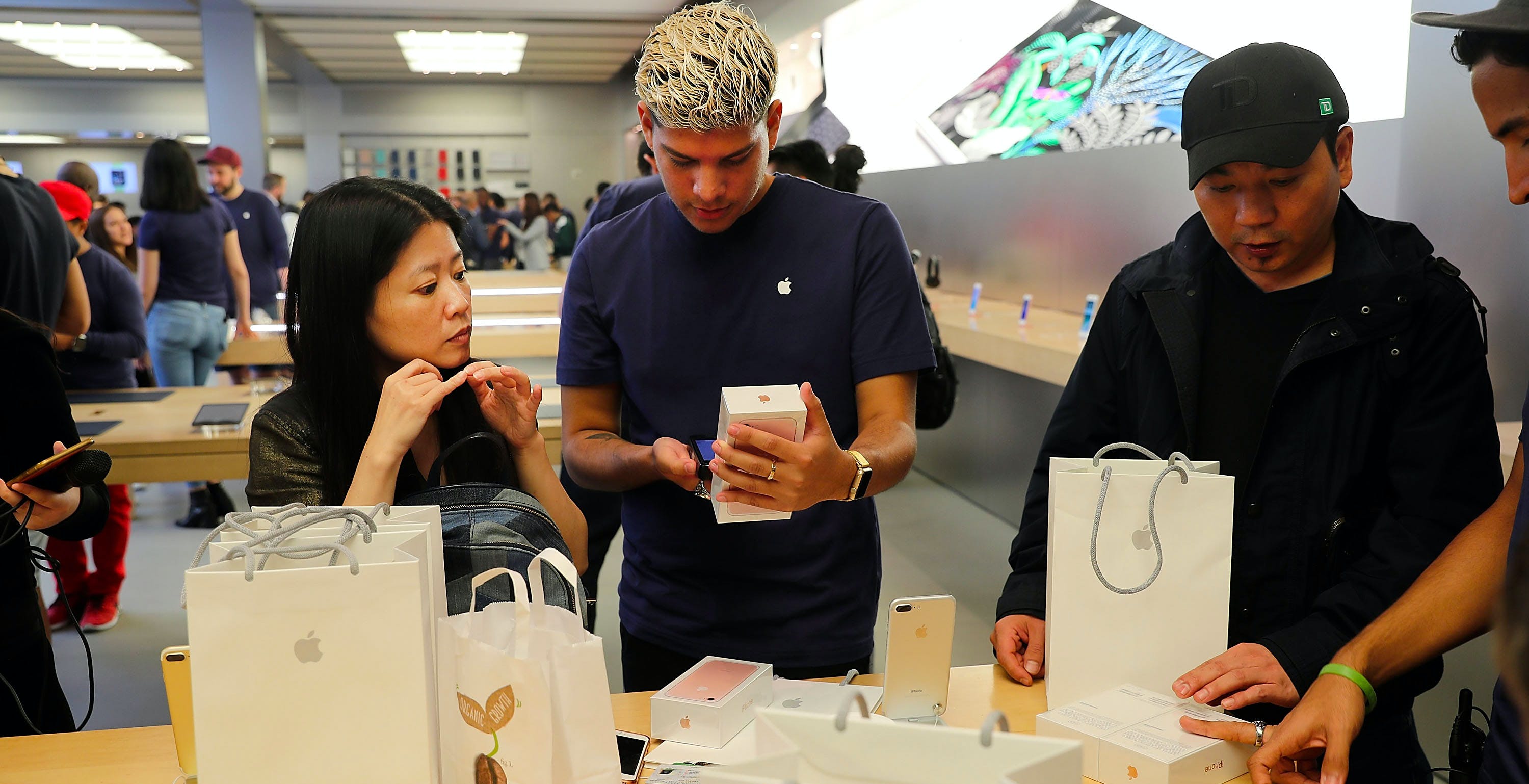 Smartphone, sopra i 400 euro vendono solo Apple e Samsung. Dei 5 smartphone più venduti 4 sono iPhone