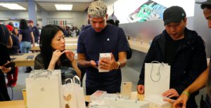 Scopri di più sull'articolo Smartphone, sopra i 400 euro vendono solo Apple e Samsung. Dei 5 smartphone più venduti 4 sono iPhone