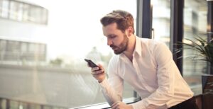 Scopri di più sull'articolo PosteMobile lascia WindTre e ritorna con Vodafone. PostePay sbarca nella fibra ottica: accordo con TIM e Open Fiber