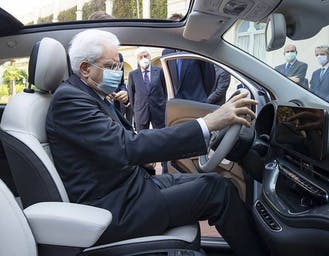 Al momento stai visualizzando Fiat presenta la 500 elettrica al Presidente Mattarella. L’elettrico è finalmente mainstream?