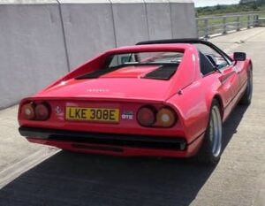 Scopri di più sull'articolo La Ferrari di Magnum P.I. diventa elettrica: ora ha un motore Tesla