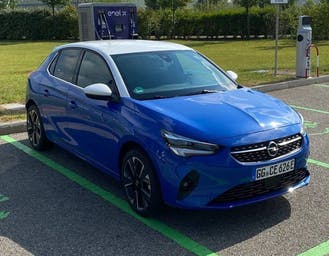 Al momento stai visualizzando Un giorno con Opel Corsa-e: consumi, ricarica e come si guida. Il prezzo è l’asso nella manica
