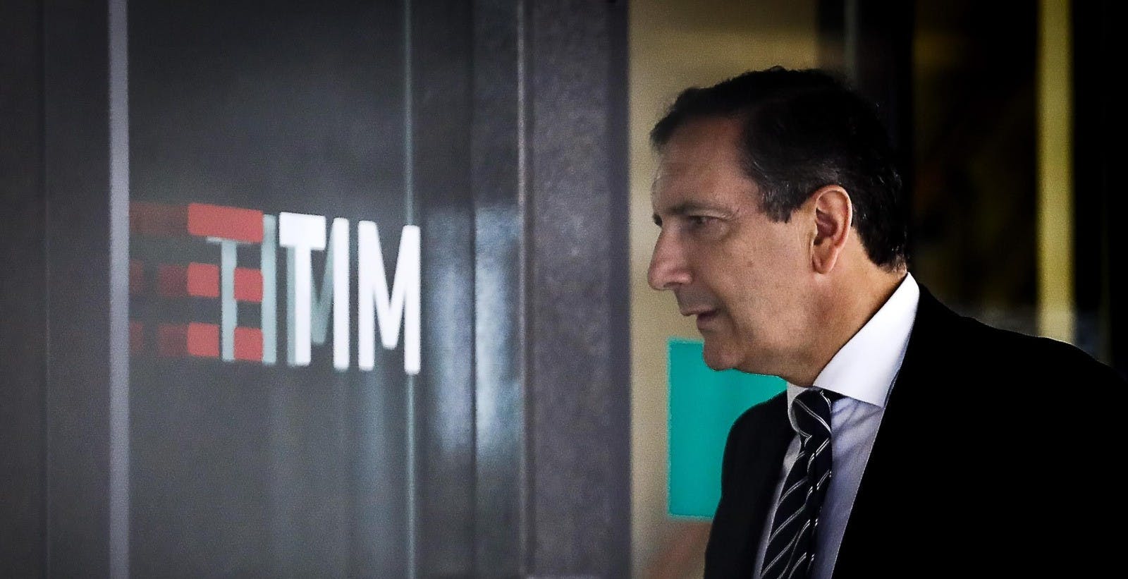 Al momento stai visualizzando Rete unica, TIM insiste: “Mai sotto il 50,1% della nuova società”. Gubitosi bersaglia Open Fiber: “In ritardo di tre anni”