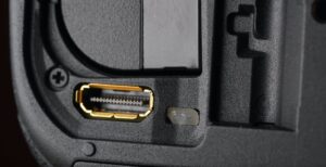 Scopri di più sull'articolo Canon EOS R5, il surriscaldamento è virtuale. Basta un chicco di riso per ingannarlo