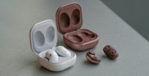 Scopri di più sull'articolo Galaxy Buds Live, gli auricolari da 189 euro con cancellazione del rumore attiva e una forma unica al mondo